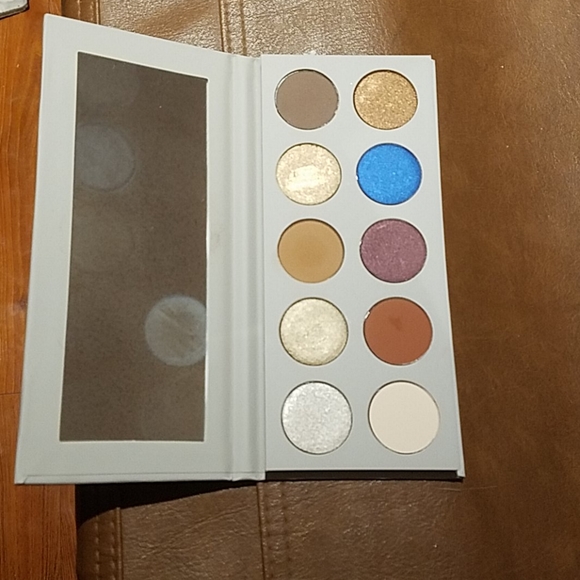 KKW eyeshadow palette - Picture 11 of 11